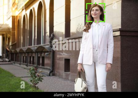 Gesichtserkennungssystem zur Identifizierung einer Frau auf der Straße Stockfoto
