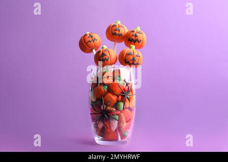 Köstlicher Kürbiskuchen auf violettem Hintergrund. Halloween-Leckerbissen Stockfoto