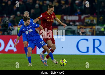 Der italienische Mittelfeldspieler von Empoli, Tommaso Baldanzi, fordert gemeinsam mit dem serbischen Mittelfeldspieler Nemanja Matic von Rom den Ball während des Fußballspiels der Serie A zwischen AS Roma und Empoli im Olimpico-Stadion Rom, Zentrum Italiens, am 04. Februar 2023. Stockfoto