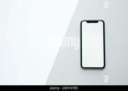 MYKOLAIV, UKRAINE - 07. JULI 2020: IPhone 11 auf farbigem Hintergrund, Draufsicht. Modell für Konstruktion Stockfoto