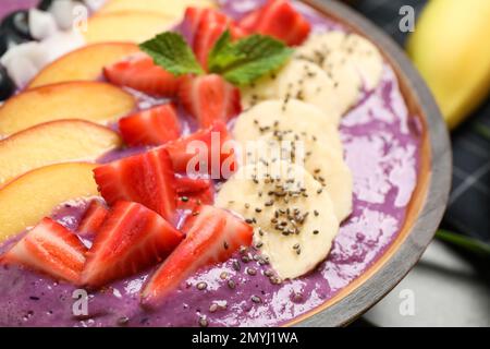 Köstlicher acai Smoothie mit frischem Obst in der Schüssel, Nahaufnahme Stockfoto