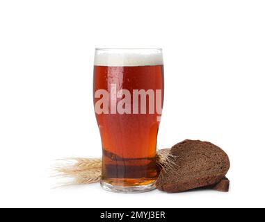 Köstlicher Kavass, Brot und Stacheln auf weißem Hintergrund Stockfoto