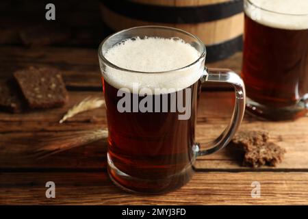 Köstlicher Kavass, Brot und Spikes auf einem Holztisch Stockfoto
