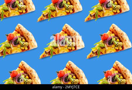 Pizza-Scheiben auf blauem Hintergrund. Musterkonstruktion Stockfoto