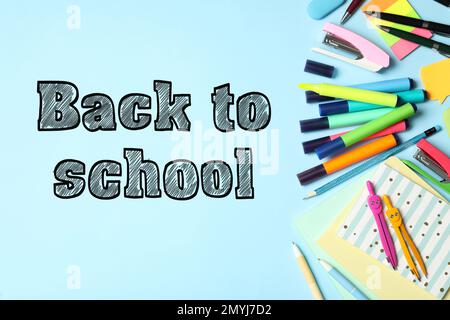 Text Back to School und anderes Schreibwaren auf hellblauem Hintergrund, flach liegend Stockfoto