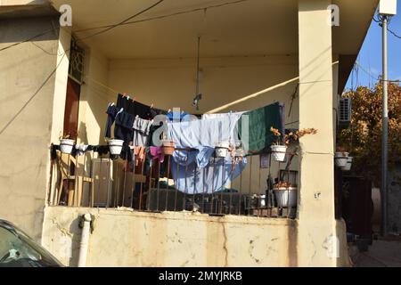 Die Wäsche trocknet auf dem Balkon des Dorfhauses im irakischen Kurdistan Stockfoto