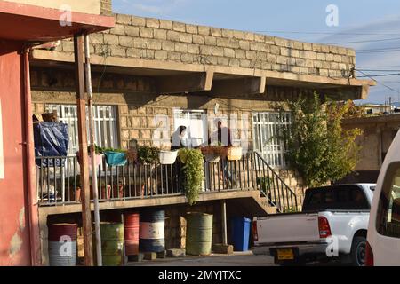 Ein Paar auf dem Balkon ihres Dorfhauses in irakischer Kurdistan Stockfoto