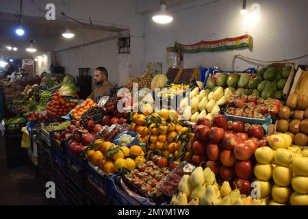 Ein Obst- und Gemüsestand im Duhok Souq (Markt) in Duhok, Irak Stockfoto