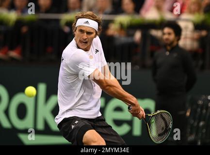 Trier, Deutschland. 04. Februar 2023. Tennis, Herren: Davis Cup - Qualifikationsrunde, Qualifikation, Deutschland - Schweiz; Singles. Der deutsche Spieler Alexander Zverev spielt einen Vorsprung gegen den Schweizer Hüsler. Kredit: Harald Tittel/dpa/Alamy Live News Stockfoto