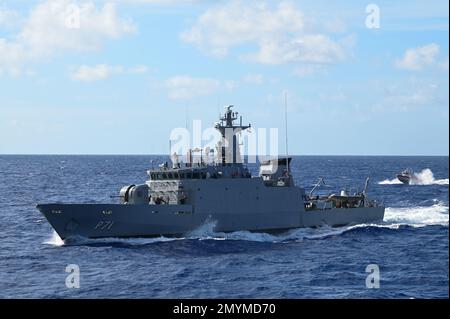 EIN US-AMERIKANISCHER Küstenwache 35-Fuß-Langstrecken-Abfangcrew für kleine Boote, die USCGC Stone (WMSL 758)-Manövern in der Nähe von Navio-Patrulha Macau der brasilianischen Marine während einer kombinierten Übung und eines Informationsaustauschs im südlichen Atlantik zugewiesen wurde, 29. Januar 2023. Stone ist im Südatlantik im Einsatz, um illegale maritime Aktivitäten zu bekämpfen und die Beziehungen zur maritimen Souveränität in der gesamten Region zu stärken. (USA Küstenwache Foto von Petty Officer 3. Klasse Riley Perkofski) Stockfoto