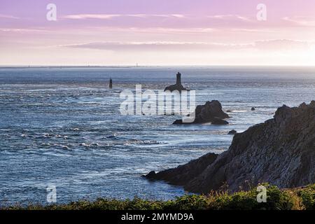 Pointe du Raz mit Leuchtturm Phare de la Vieille, Silhouette am Abendhimmel, Cap Sizun, Département Finistère, Bretagne, Frankreich, Europa Stockfoto