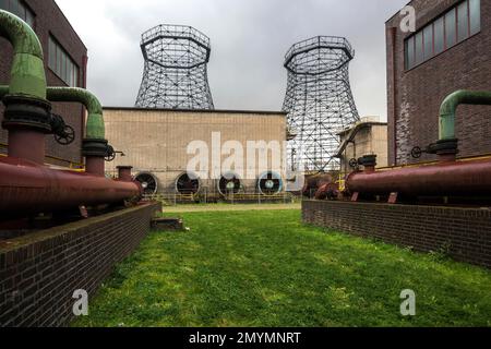 Kühltürme, Gasometer-Skelett auf dem Gelände des Zeche Zollverein-Koksofens, UNESCO-Weltkulturerbe, Essen, Ruhrgebiet, Nordrhein-Westfalen Stockfoto