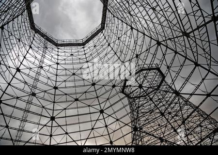 Kühltürme, Gasometer-Skelett auf dem Gelände des Zeche Zollverein-Koksofens, UNESCO-Weltkulturerbe, Essen, Ruhrgebiet, Nordrhein-Westfalen Stockfoto