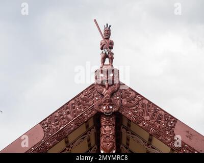 Geschnitzter Giebel, Holzschnitzereien im Maori-Versammlungshaus in Ohinemutu, Rotorua, Nordinsel, Neuseeland, Ozeanien Stockfoto