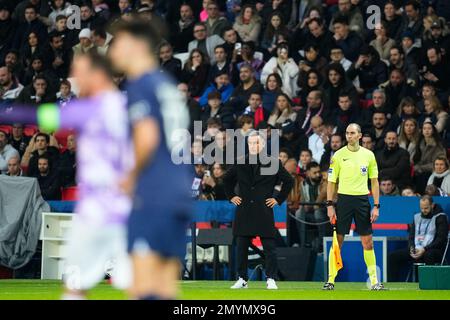 Paris, Frankreich. 4. Februar 2023. Paris Saint-Germain Cheftrainer Christophe Galtier (2. R) beobachtet seine Spieler während eines französischen Fußballspiels der Ligue 1 zwischen Paris Saint-Germain (PSG) und dem Toulouse FC in Paris, Frankreich, am 4. Februar 2023. Kredit: Glenn Gervot/Xinhua/Alamy Live News Stockfoto