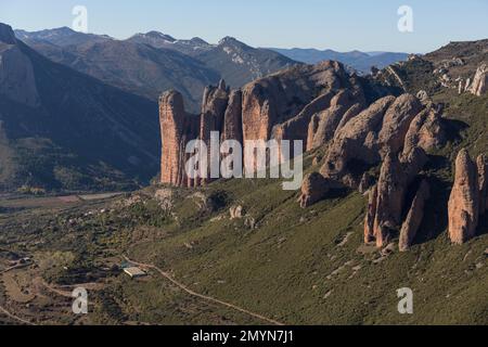 Los Mallos de Riglos, Felskonglomerat, Höhe der Felsen 300m, Paradies für Kletterer, Provinz Huesca, Aragon, südlicher Rand der Pyrenäen, Stockfoto