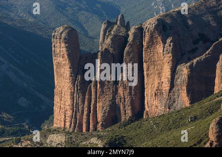 Los Mallos de Riglos, Felskonglomerat, Höhe der Felsen 300m, Paradies für Kletterer, Provinz Huesca, Aragon, südlicher Rand der Pyrenäen, Stockfoto