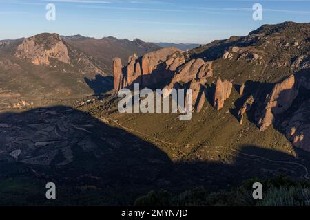 Los Mallos de Riglos, Felskonglomerat, Höhe der Felsen 300m, Paradies für Kletterer, Provinz Huesca, Aragon, südlicher Rand der Pyrenäen, Stockfoto