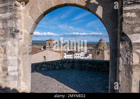 Trujillo, Archway View of Church in the Main Square, Plaza Mayor, Caceres Province, Spanien, Europa Stockfoto
