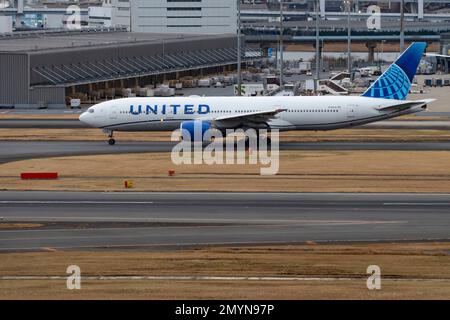 Tokio, Japan. 2. Februar 2023. Eine United Airlines Boeing 777 für die Abfahrt nach San Francisco vom Tokyo International Airport. United Airlines ist eine große amerikanische Fluggesellschaft mit Hauptsitz in Chicago, die Inlandsflüge und internationale Flüge anbietet. United ist bekannt für sein umfangreiches Streckennetz und sein Engagement für Kontroversen über Passagierrechte und ist eine der größten Fluggesellschaften der Welt und Mitglied der Star Alliance. Die Fluggesellschaft wird von CEO Scott Kirby unterstützt.die Nachfrage nach Flugreisen hat sich nach der COVID-19-Pandemie wieder erholt und die Luftfahrtindustrie behindert, die hauptsächlich benötigt Stockfoto