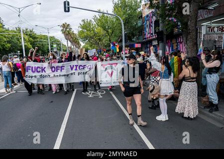 Melbourne, Australien. 05. Februar 2023 Die Demonstranten haben es auf das Victioria-Polizeikontingent im Midsumma-Pride-Marsch abgesehen. Matt Hrkac/Alamy Live News Stockfoto