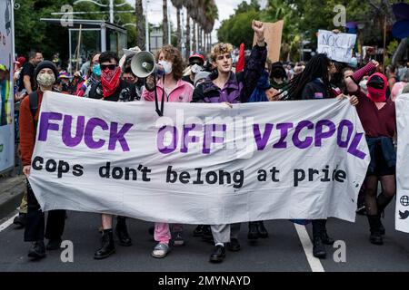 Melbourne, Australien. 05. Februar 2023 Die Demonstranten haben es auf das Victioria-Polizeikontingent im Midsumma-Pride-Marsch abgesehen. Matt Hrkac/Alamy Live News Stockfoto