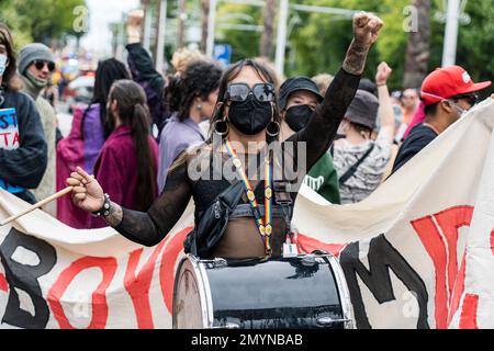 Melbourne, Australien. 05. Februar 2023 Die Demonstranten haben es auf das Victioria-Polizeikontingent im Midsumma-Pride-Marsch abgesehen. Matt Hrkac/Alamy Live News Stockfoto