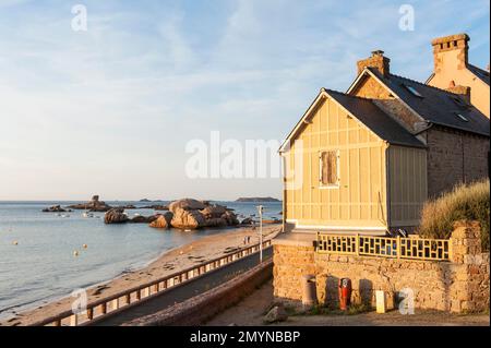 Abendatmosphäre, Haus am Strand, Plage du Coz-Pors, Trégastel, Rosa Granitküste, Côte de Granit Rose, Département Côtes-d'Armor, Bretagne, Fr. Stockfoto