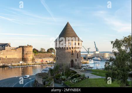 Tour Tanguy, Brest Festung hinten, Château de Brest, Fluss Penfeld, Brest, Finistère, Bretagne, Frankreich, Europa Stockfoto