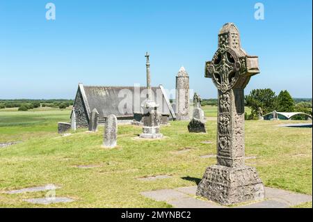 Irokische Kirche, Klosterruine, Friedhof, keltisches Kreuz, Nachbildung des Hochkreuz-Bibelkreuzes, Kreuz der Bibel, Westseite, Tempel Connor und Tempel Stockfoto