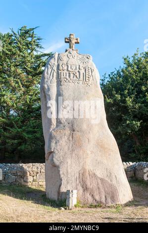 Christianisierter Menhir, Menhir de St. Uzec, Christian Reliefs, Trébeurden, Département Côtes-d'Armor, Bretagne, Frankreich, Europa Stockfoto