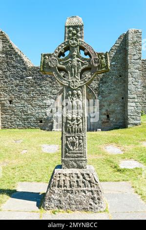 Iroquoische Kirche, Klosterruine, Keltisches Kreuz, Nachbildung des Bibelkreuzes, Kreuz der Schriften, West Side, Klonmakrele, County Offaly, Stockfoto