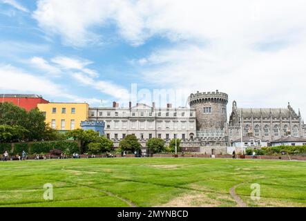 Allgemeiner Blick, Dublin Castle, Caisleán Bhaile Átha Cliath, Record Tower und Chapel Royal oder Kirche der Heiligen Dreifaltigkeit auf der rechten Seite, Dublin, Irela Stockfoto