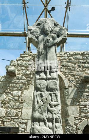 Irokische Kirche, dekoriertes irisches Hochkreuz aus dem Mittelalter, Statuen von Mönchen, Doorty Cross, Ostseite, in der verglasten Kathedrale von Kilfenora Stockfoto