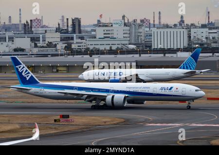 Tokio, Japan. 2. Februar 2023. Ein ANA Boeing 777-300ER Jet (JA794A), der aus London am Tokio International Airport ankommt, vorbei an einer Partnerallianz United Boeing 787 Dreamliner Rolling für den Abflug. ANA (All Nippon Airways), auf Japanisch bekannt als å…¨æ- æœ¬c © ºè¼¸ (Zen Nippon KÅ«yu), ist eine führende Fluggesellschaft in Japan, die sowohl Inlands- als auch internationale Flüge anbietet. ANA verfügt über Drehkreuze an den Flughäfen Narita und Haneda in Tokio und bietet auch Flüge ab Osaka, Nagoya und Sapporo an. Die Fluggesellschaft ist bekannt für ihr Engagement für Qualität und Kundenzufriedenheit und ist Mitglied der Star Alliance. T Stockfoto