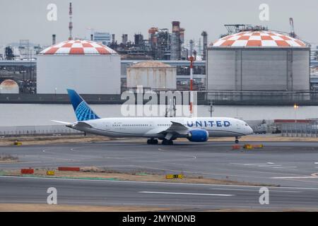 Tokio, Japan. 2. Februar 2023. United Airlines Boeing 787-9 Dreamliner (N28987), die nach der Ankunft von Chicago O'Hare zum internationalen Terminal 3 des Tokyo International Airport fährt. United Airlines ist eine große amerikanische Fluggesellschaft mit Hauptsitz in Chicago, die Inlandsflüge und internationale Flüge anbietet. United ist bekannt für sein umfangreiches Streckennetz und sein Engagement für Kontroversen über Passagierrechte und ist eine der größten Fluggesellschaften der Welt und Mitglied der Star Alliance. Die Fluggesellschaft wird von CEO Scott Kirby unterstützt.die Nachfrage nach Flugreisen hat sich nach der COVID-19-Pandemie wieder erholt Stockfoto