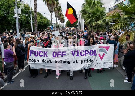 Melbourne, Australien. 05. Februar 2023 Die Demonstranten haben es auf das Victioria-Polizeikontingent im Midsumma-Pride-Marsch abgesehen. Matt Hrkac/Alamy Live News Stockfoto