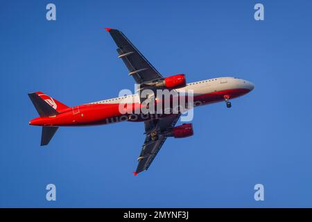 Air Berlin Flugzeug auf Landeanflug zum Flughafen Tegel, Berlin, Deutschland, Europa Stockfoto