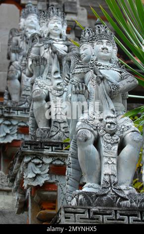 Mehrere historische Statuen der hinduistischen Gottheiten hindugott Brahma mit vier Köpfen an der Treppe zum hinduistischen Tempel, buddhistischer hinduistischer Tempelkomplex Pura Ulun Danu Stockfoto