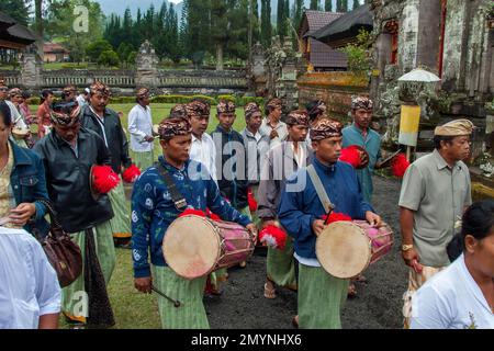 Balinesische Musiker mit traditionellen Instrumenten in Prozession, buddhistischer hinduistischer Tempelkomplex Pura Ulun Danu Bratan, Candi Kuning, Bratansee, Bal Stockfoto