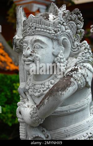 Historische Statue Skulptur in Stein des Hüters des Hindustempel, buddhistischer hinduistischer Tempelkomplex Pura Ulun Danu Bratan, Candi Kuning, Lake Bratan, B. Stockfoto