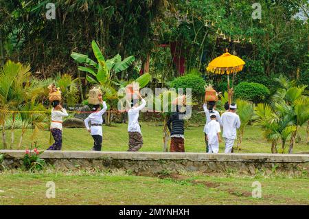 Frauen mit Opfergaben in Webkorb, Hindu-Prozession, buddhistischer Hindu-Tempelkomplex Pura Ulun Danu Bratan, Candi Kuning, Lake Bratan, Bali, Indo Stockfoto