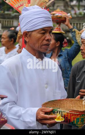 Hindu-Priester mit Opferkorb, buddhistischer Hindu-Tempelkomplex Pura Ulun Danu Bratan, Candi Kuning, Bratansee, Bali, Indonesien, Asien Stockfoto