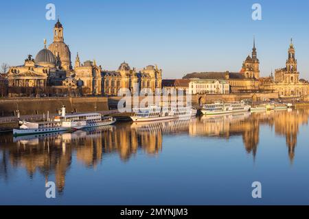 Blick auf die Stadt mit Ausflugsbooten im Morgenlicht mit Reflexion in der Elbe, Kunstakademie, Frauenkirche, Brühl-Terrasse, Zweithaus, Stockfoto