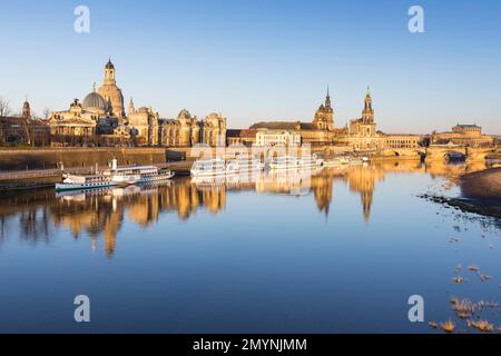 Blick auf die Stadt mit Ausflugsbooten im Morgenlicht mit Reflexion in der Elbe, Kreuzkirche, Kunstakademie, Frauenkirche, Brühlsche Terrasse, Stockfoto