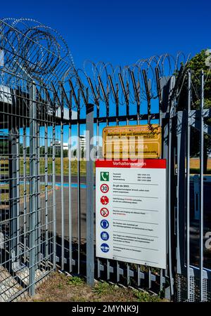 Zaun mit Stacheldraht im Sicherheitsbereich eines Flughafens, Berlin, Deutschland, Europa Stockfoto
