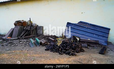 Im Freien gelagerter Metallschrott, rostige Industriematerialien und Reste des Baugewerbes, brauner Rost, Schrott aus Industrie und Bauwesen, Stockfoto