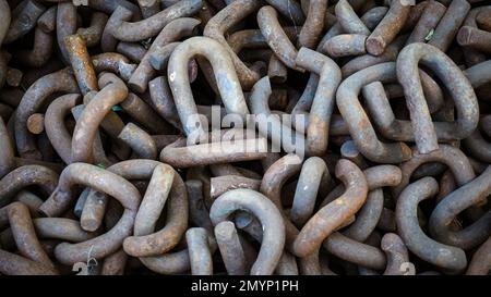 Nahaufnahme von rostigen Metallketten, Bilder von rostigen Ketten, Ketten aus der Vergangenheit, braune Metallketten mit Rost und Boden, Texturen aus Metallmatte Stockfoto