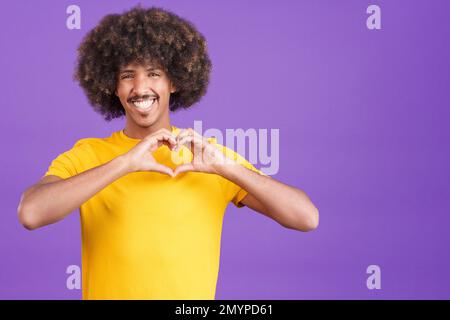 Afrikanischer Mann, der ein Herz in Form von Fingern repräsentiert Stockfoto