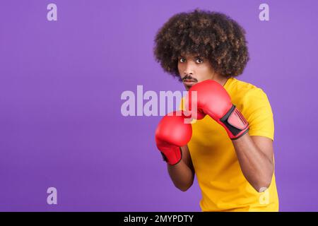 Afrikanischer Mann mit Boxhandschuhen in Kampfposition Stockfoto